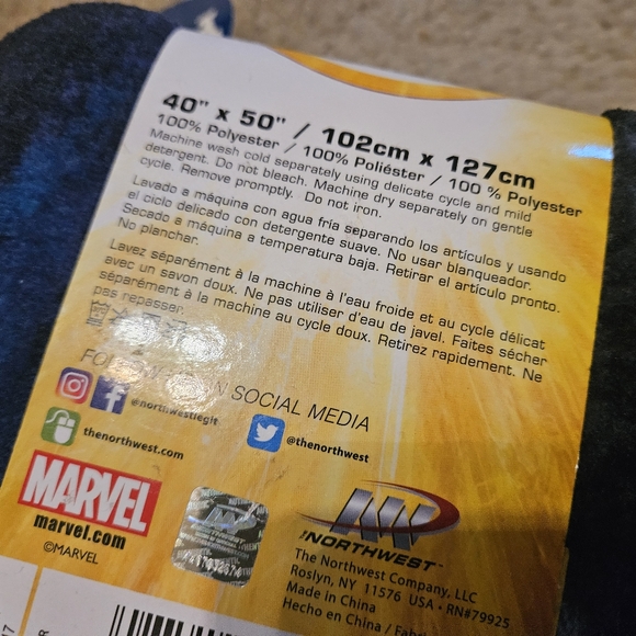 2 Marvel Black Panther Black Paws Silky Soft Throw 40" x 50" / 102 cm x 127 cm.  - Picture 5 of 8